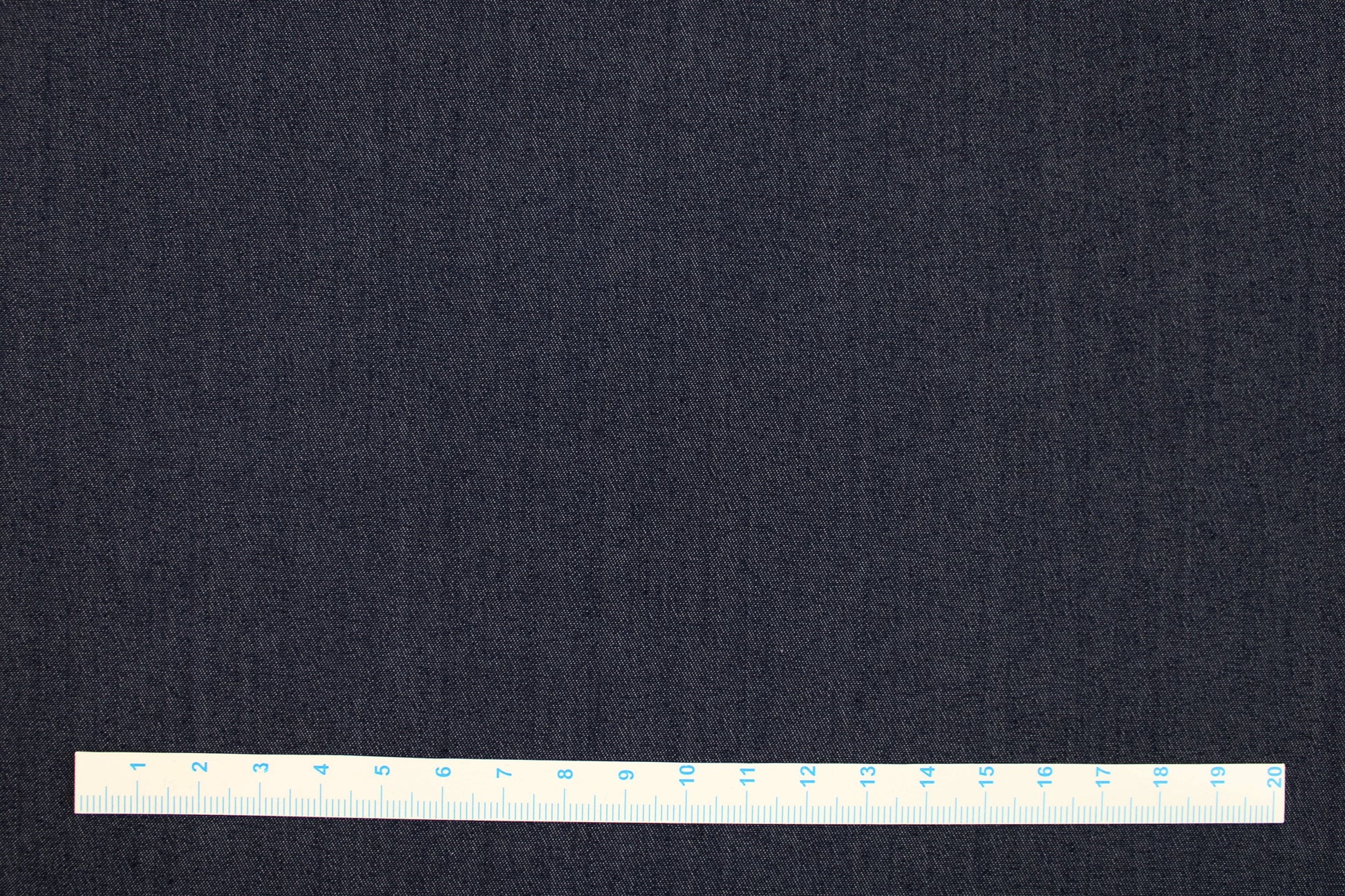 Blusenstoff Tenci Denim in dunkelblauer Jeansoptik Maßstab