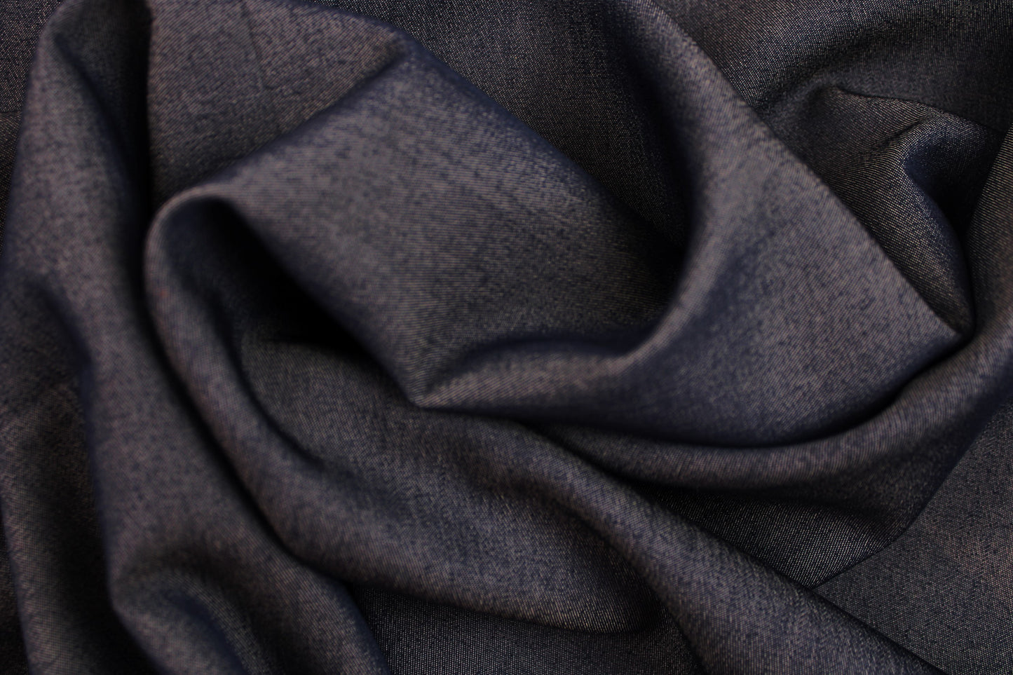 Blusenstoff Tenci Denim in dunkelblauer Jeansoptik gedreht
