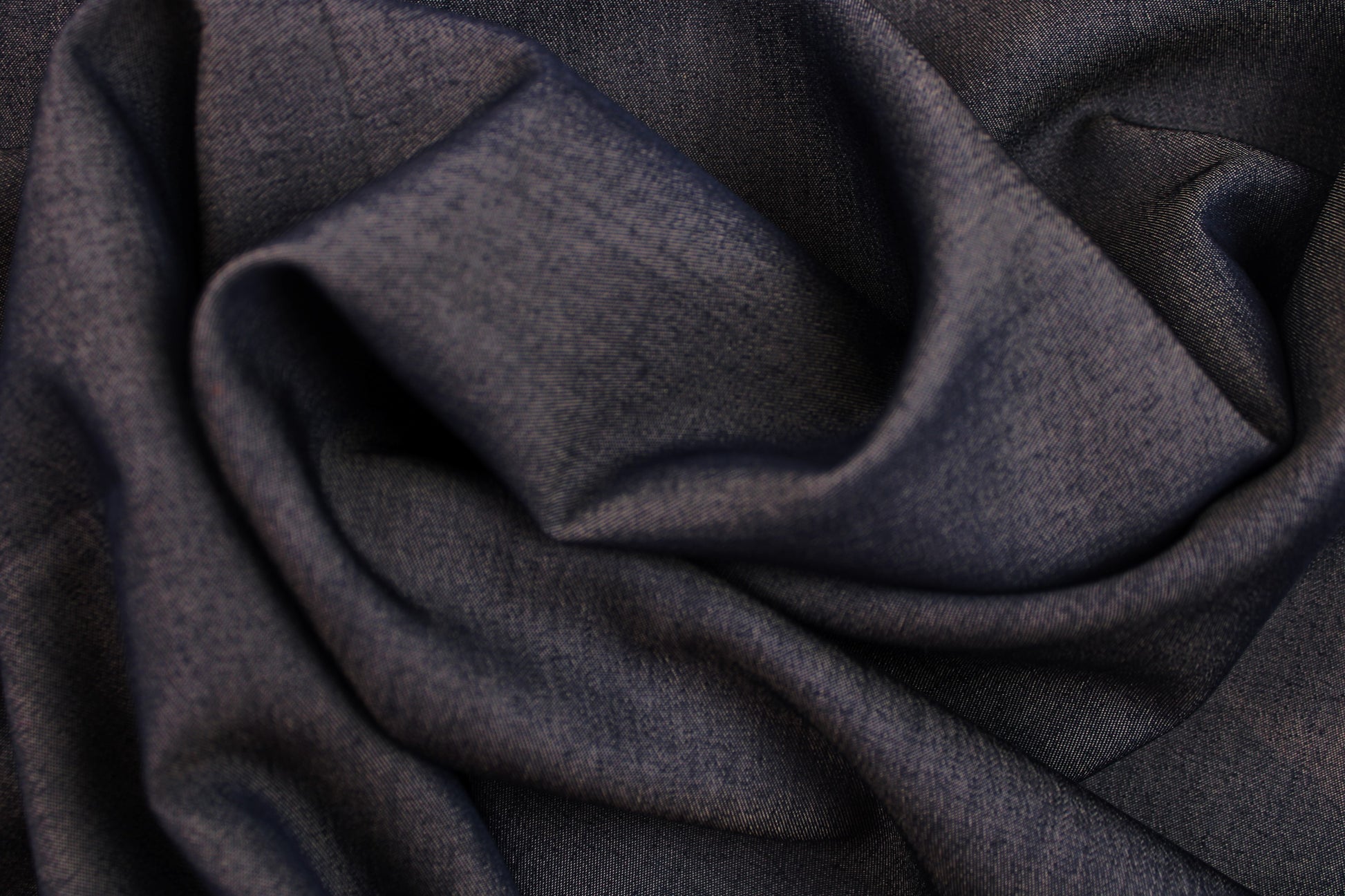 Blusenstoff Tenci Denim in dunkelblauer Jeansoptik gedreht