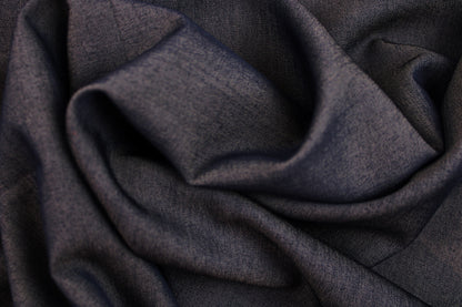 Blusenstoff Tenci Denim in dunkelblauer Jeansoptik gedreht