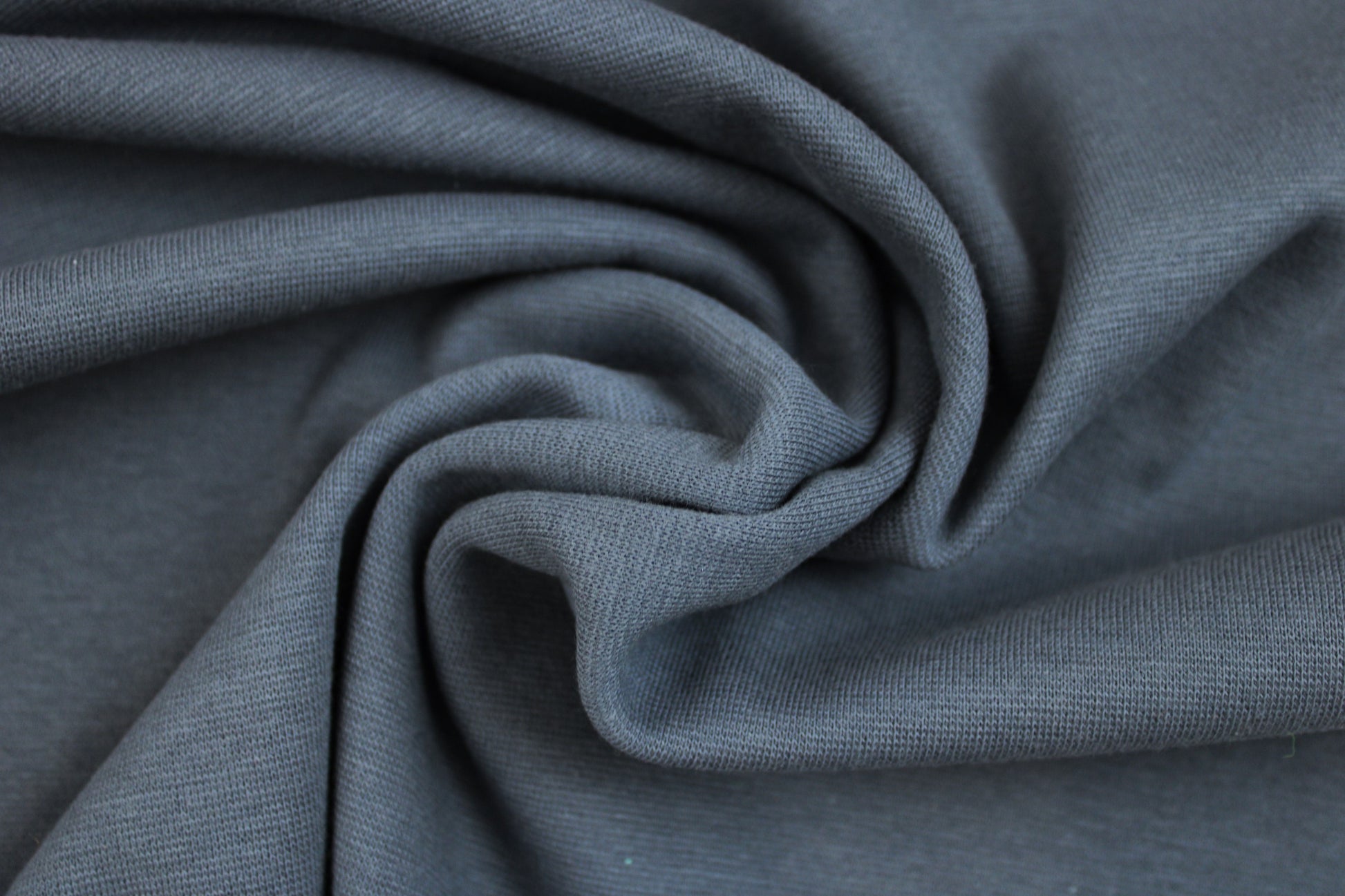 Bündchenstoff Heike in uni Jeansblau gedreht