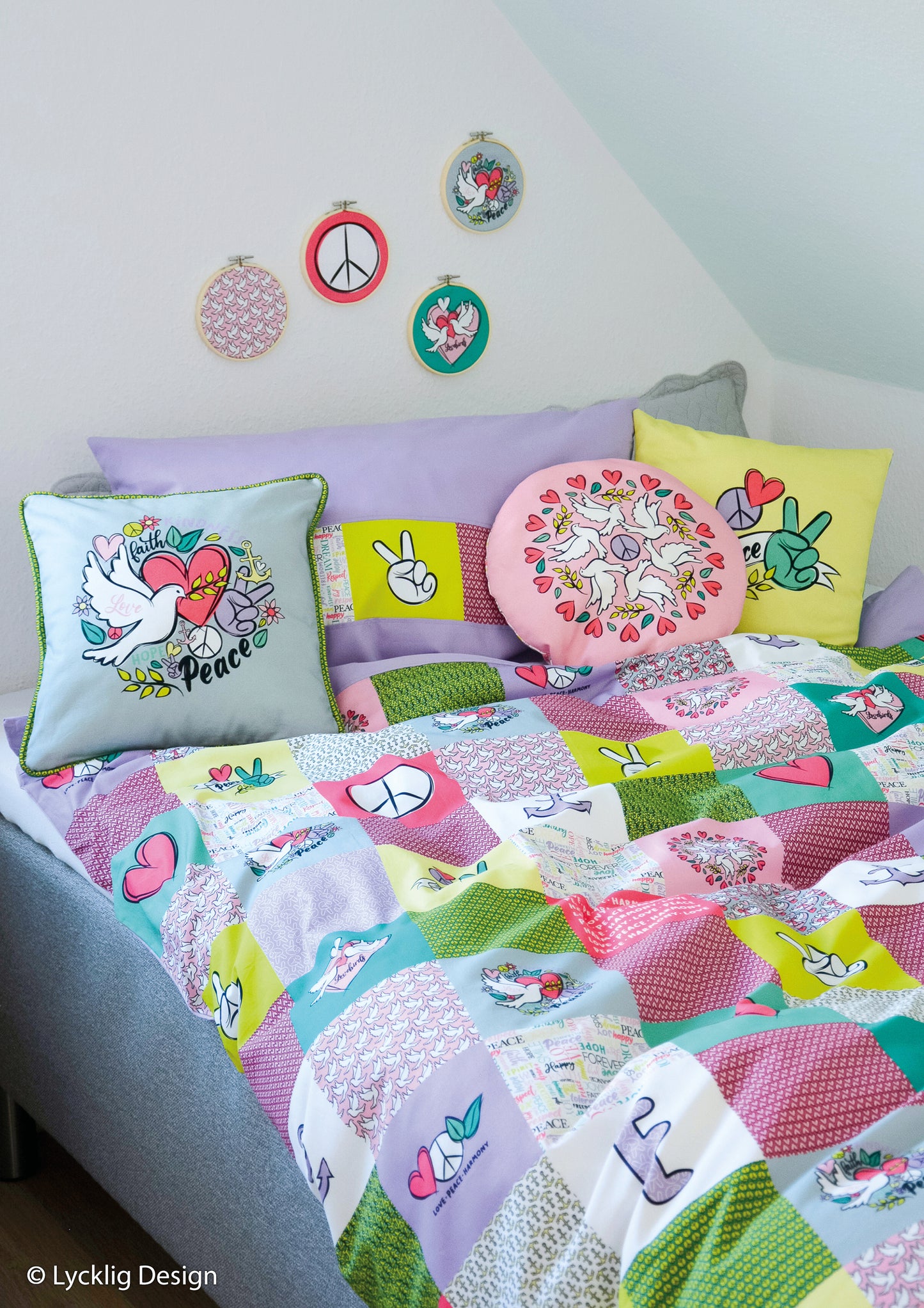 Canvas-Panel Happy Pillow Peace & Love als Kissen vernäht