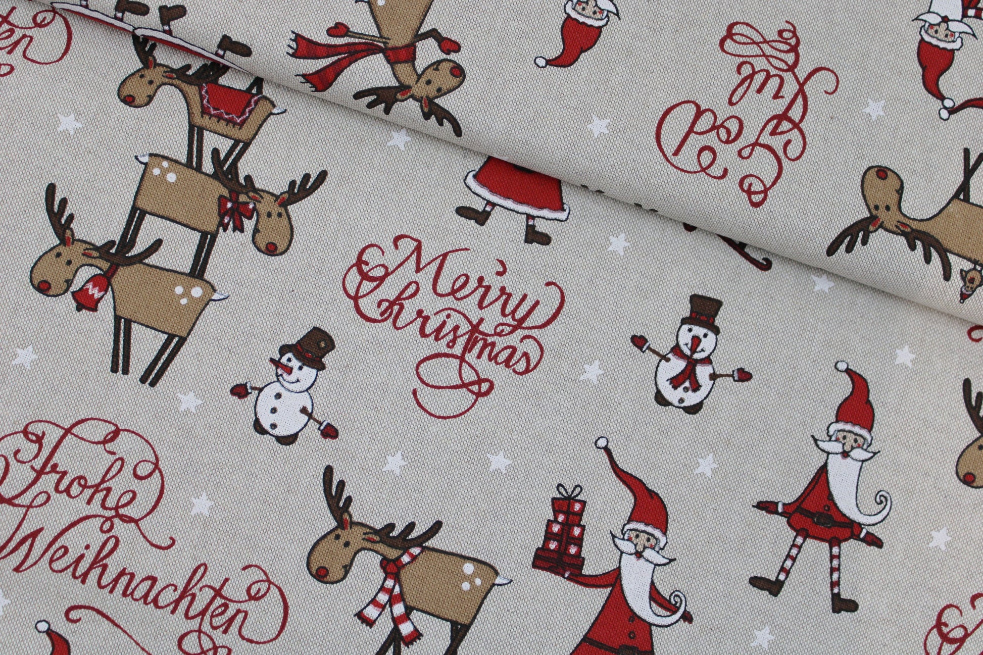 Canvasstoff Emil mit fröhlichen Weihnachtsmotiven auf beigem Grund quer