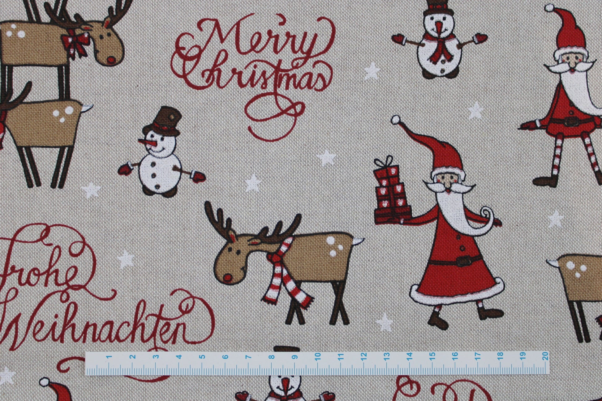 Canvasstoff Emil mit fröhlichen Weihnachtsmotiven auf beigem Grund Detailbild