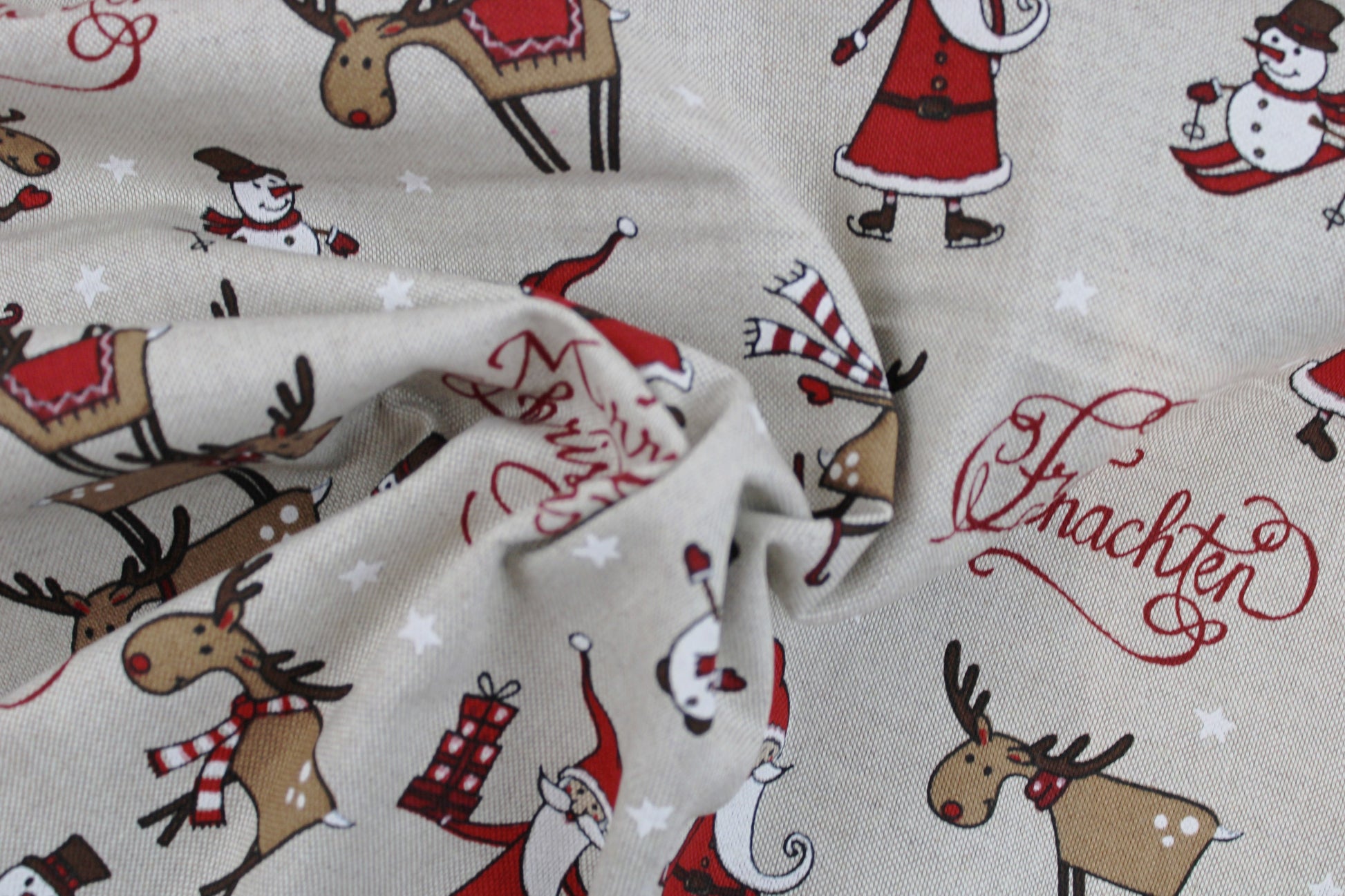 Canvasstoff Emil mit fröhlichen Weihnachtsmotiven auf beigem Grund gedreht