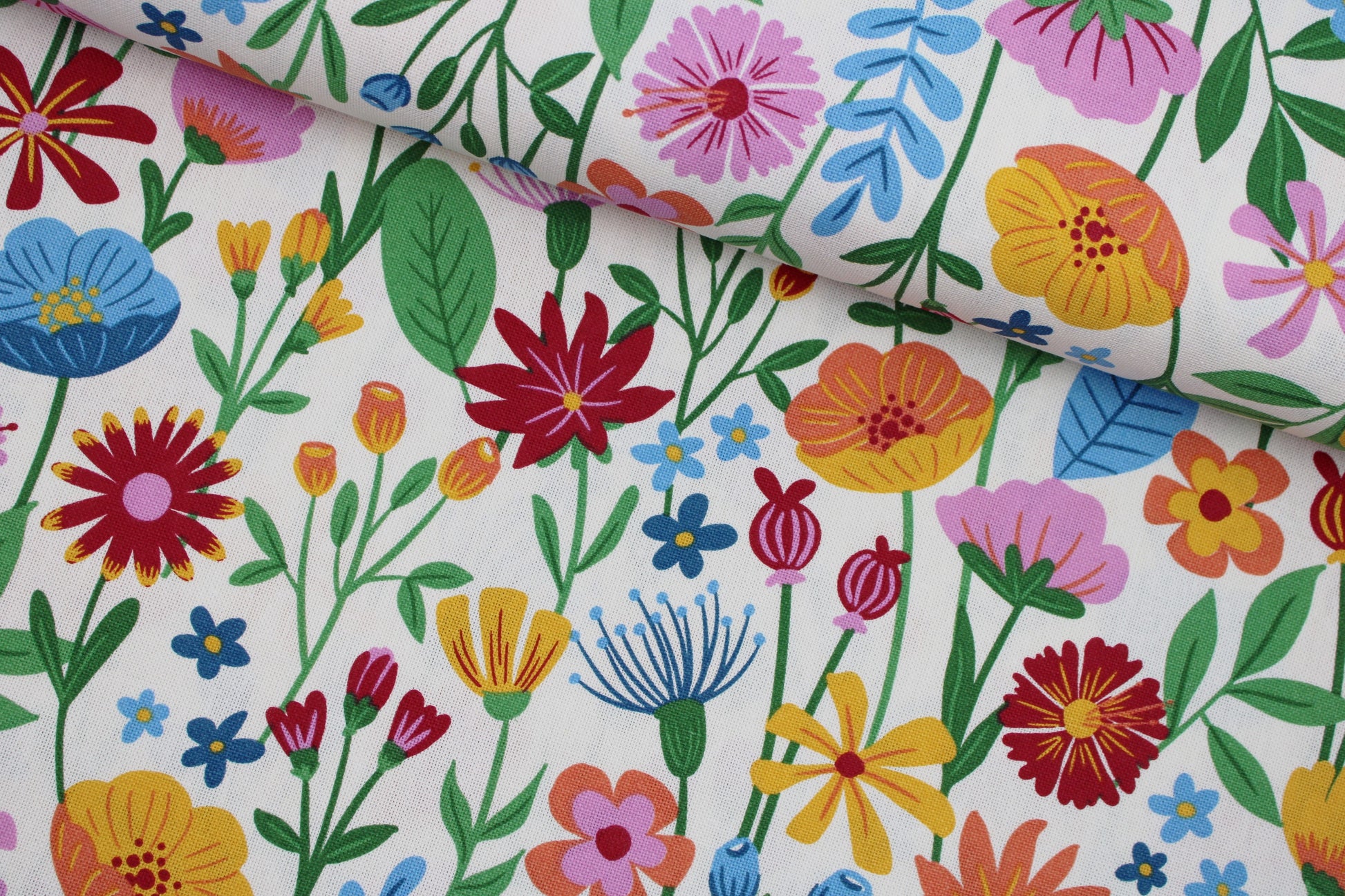 Naturweißer Canvasstoff mit bunten Blumen quer