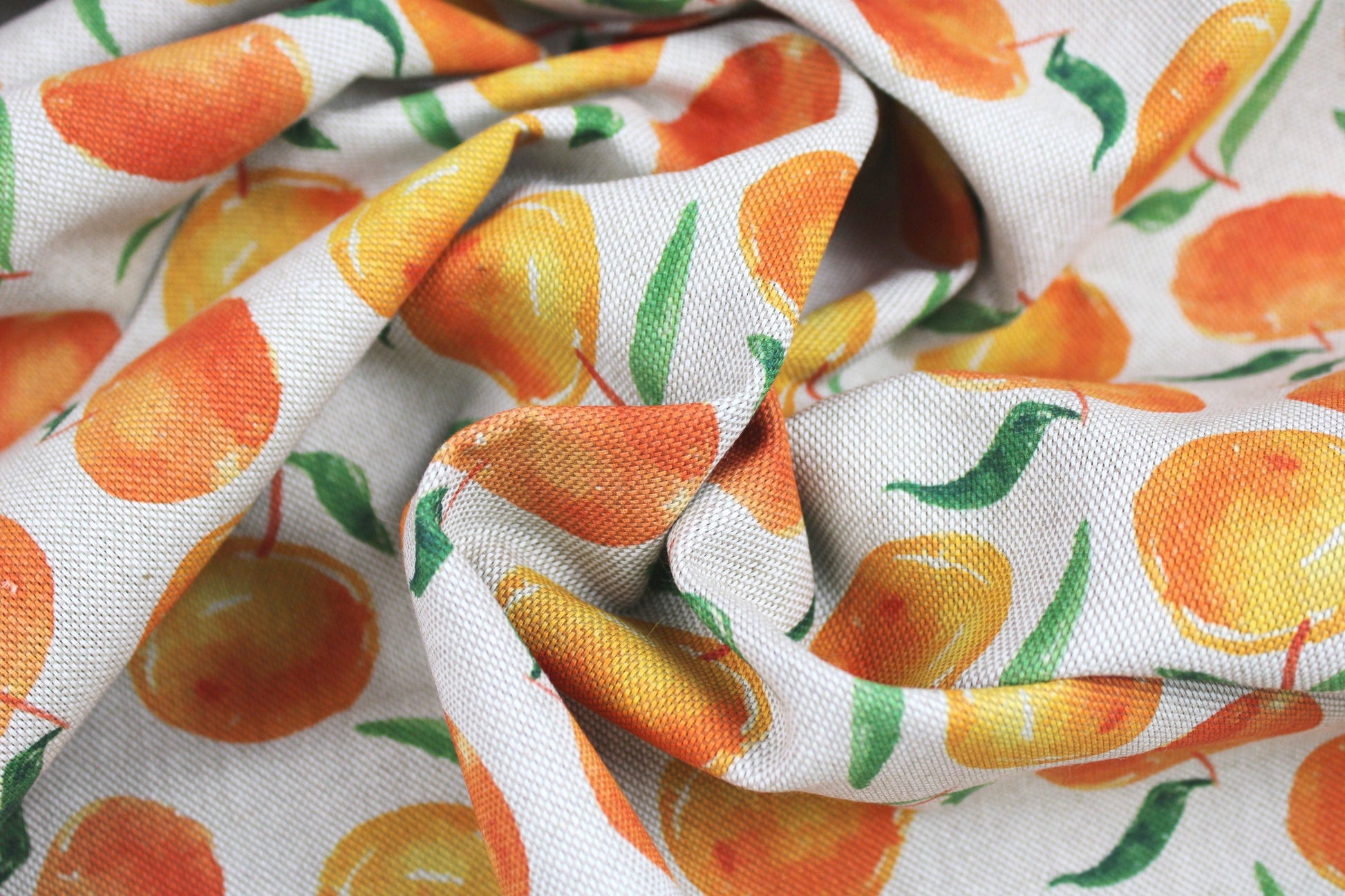 Canvasstoff Ulli mit Orangen auf beigem Grund gedreht