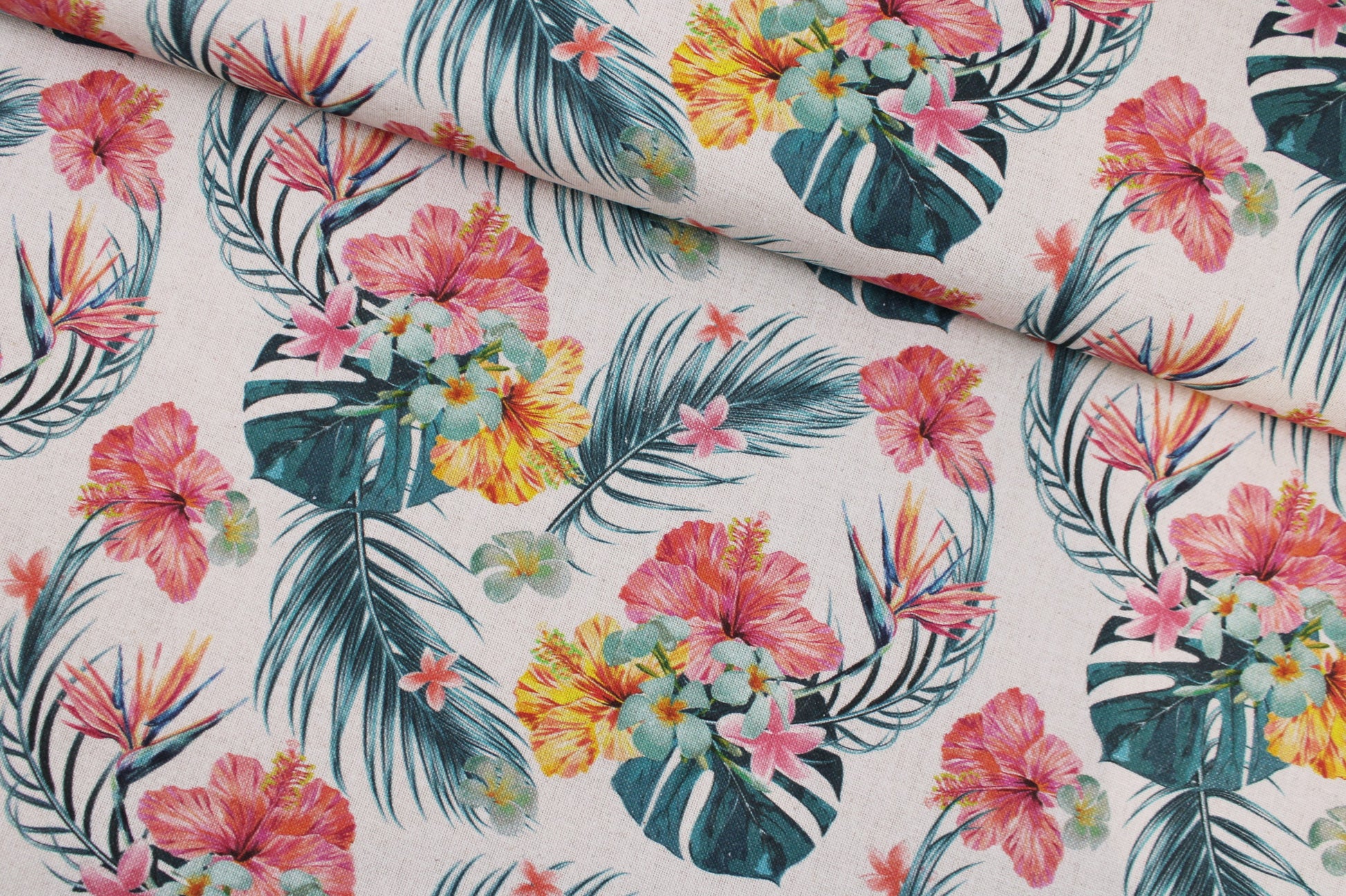 Beiger Canvasstoff Ulrich mit bunten Hawaiiblumen quer