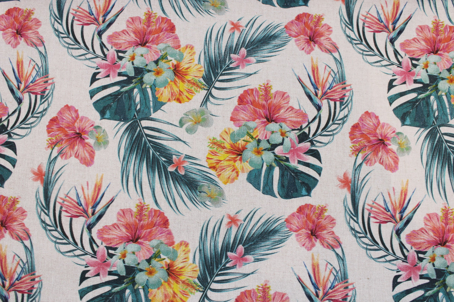 Beiger Canvasstoff Ulrich mit bunten Hawaiiblumen Detailbild