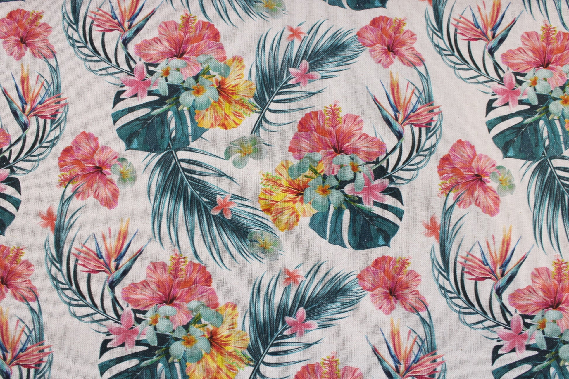 Beiger Canvasstoff Ulrich mit bunten Hawaiiblumen Detailbild