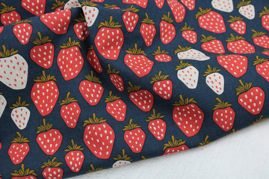 Baumwolle-Leinengemische mit Erdbeeren auf Petrol farbenem Grund