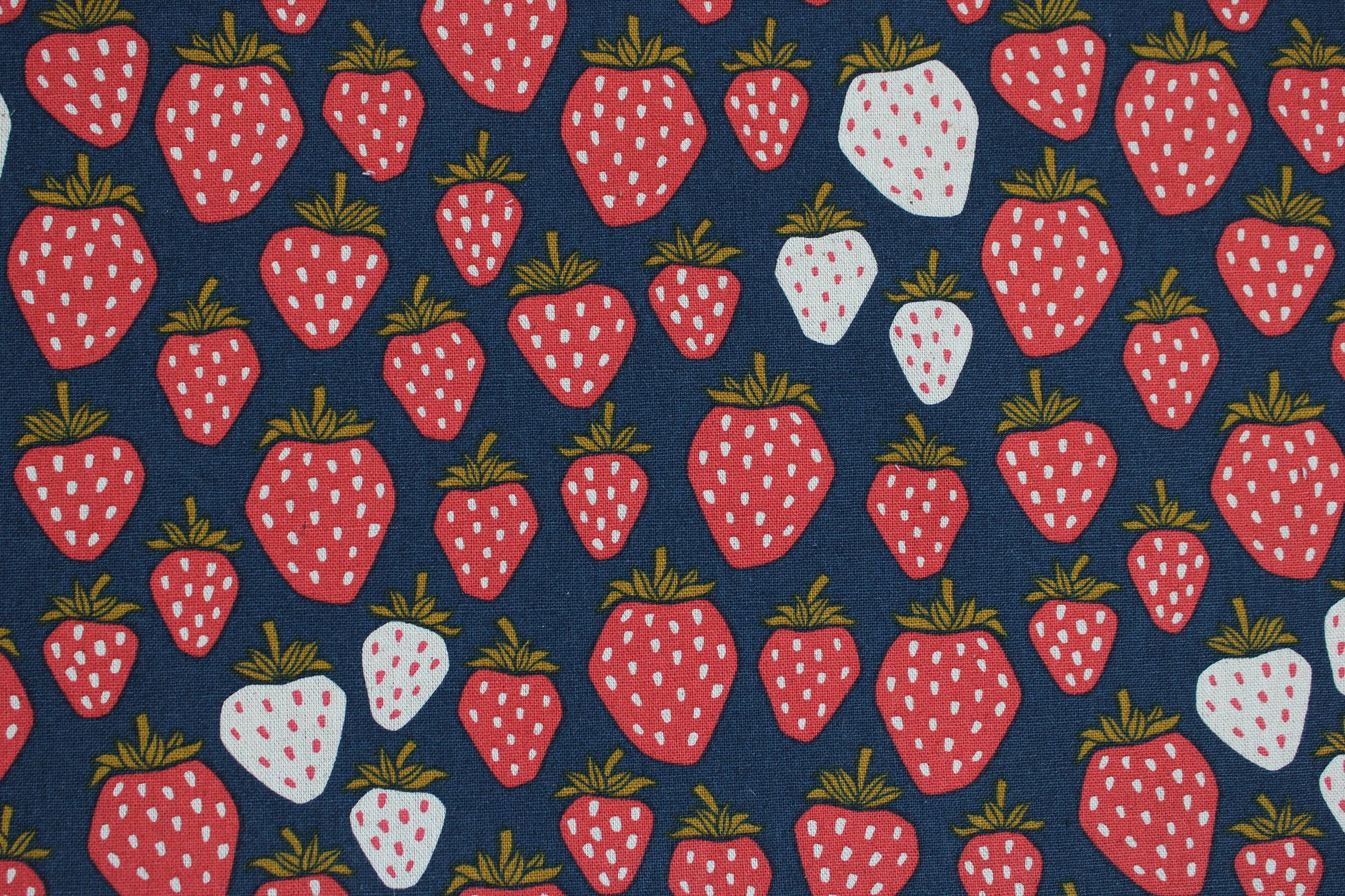 Baumwolle-Leinengemische mit Erdbeeren auf Petrol farbenem Grund Detailbild