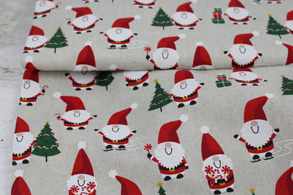 Canvasstoff Ember Weihnachtswichtel auf beigem Grund Ballenansicht