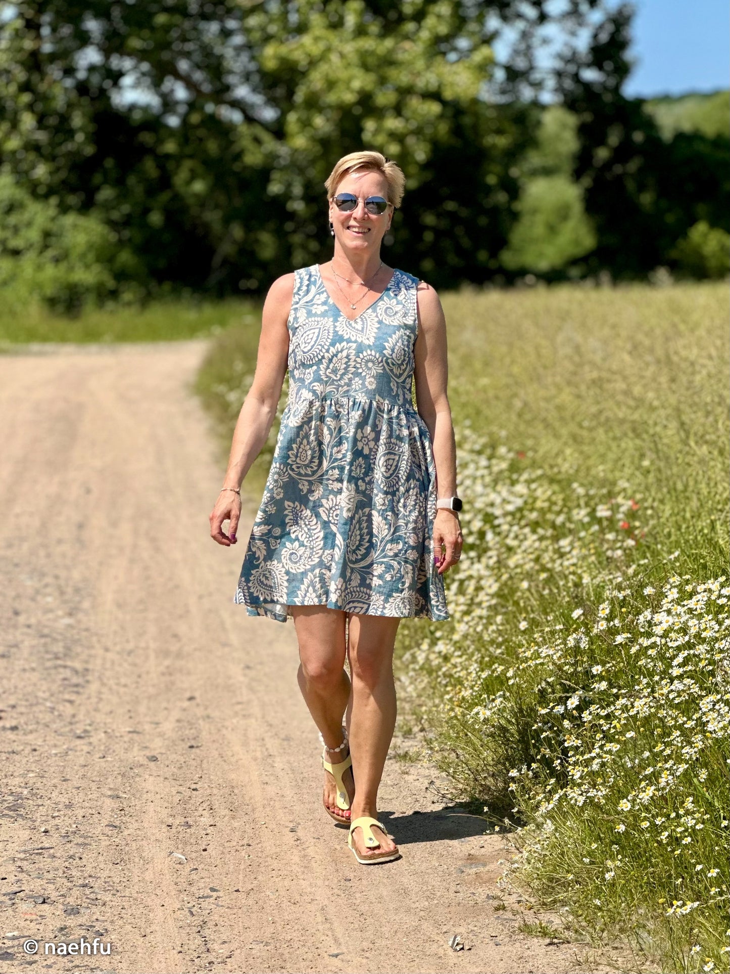 Double Slub Musselin Haren mit wollweißem Paisleymuster auf jeansblau meliertem Grund als Sommerkleid vernäht