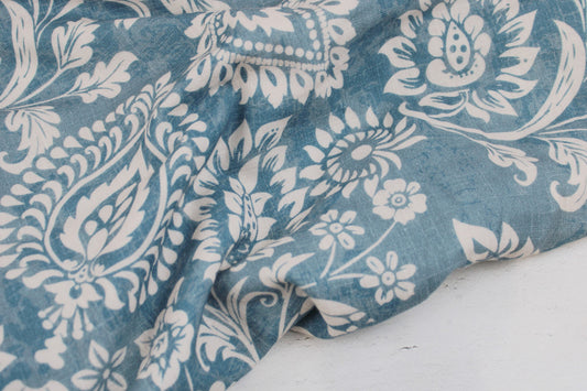 Double Slub Musselin Haren mit wollweißem Paisleymuster auf jeansblau meliertem Grund