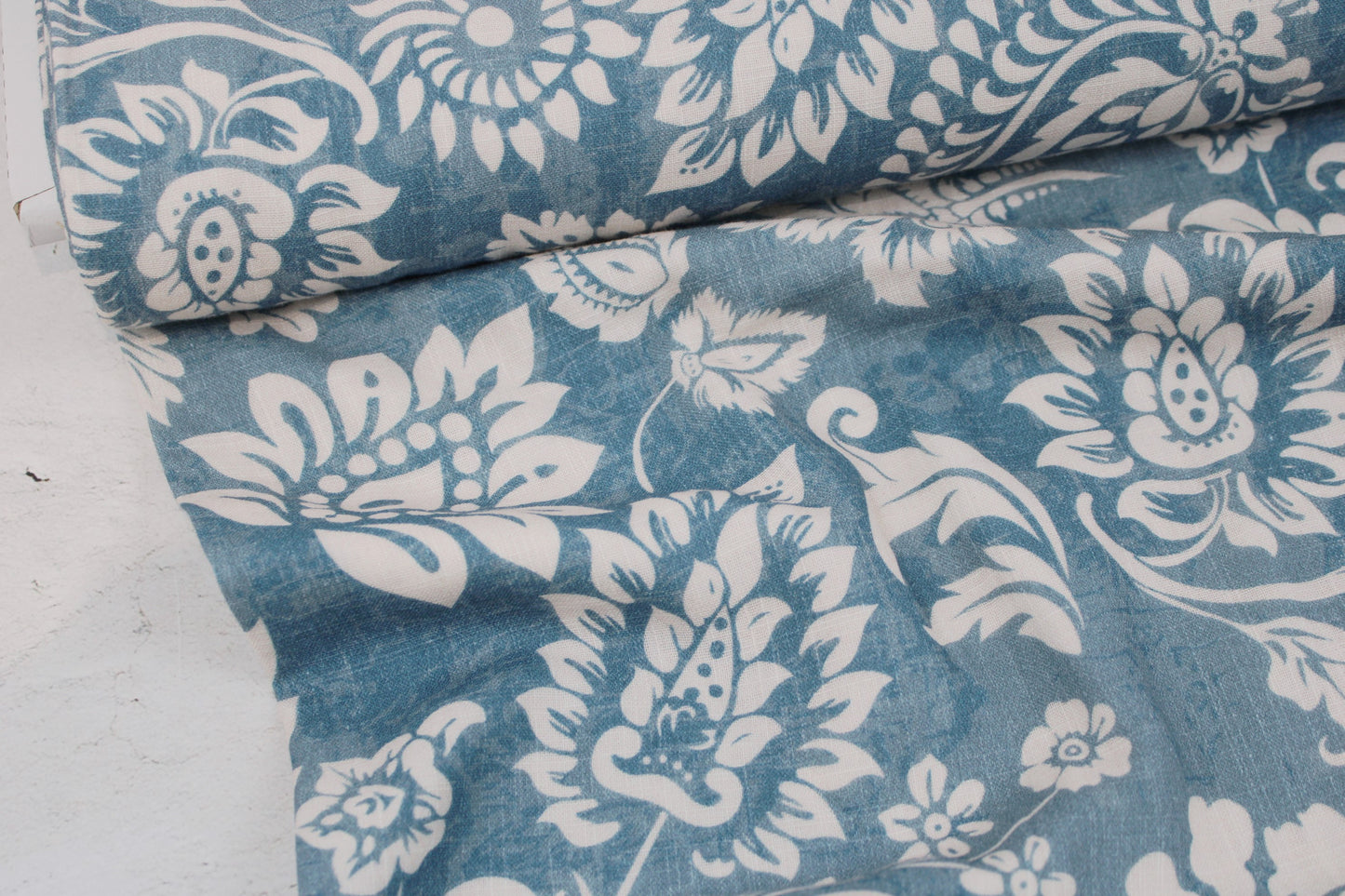 Double Slub Musselin Haren mit wollweißem Paisleymuster auf jeansblau meliertem Grund Ballenansicht