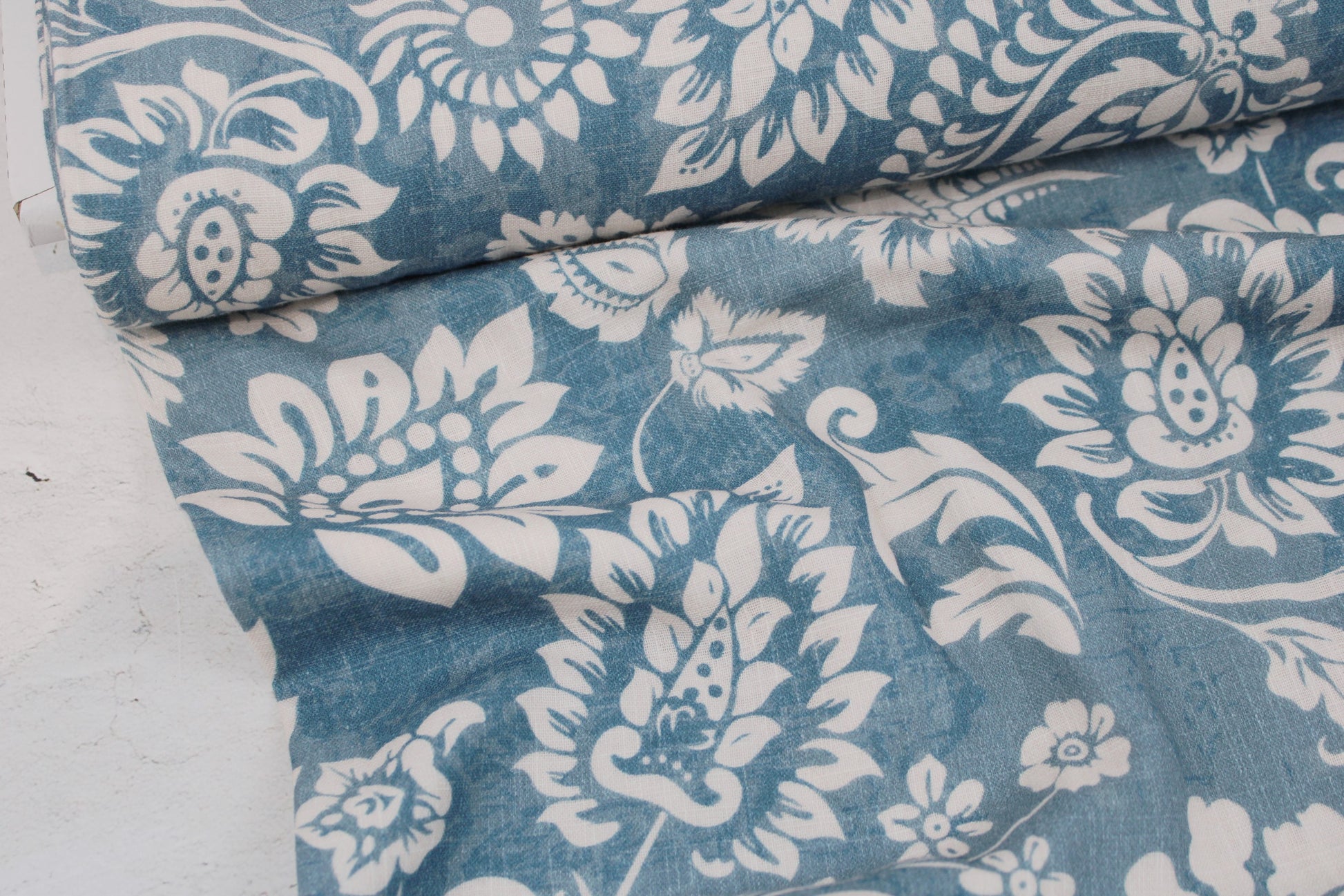 Double Slub Musselin Haren mit wollweißem Paisleymuster auf jeansblau meliertem Grund Ballenansicht