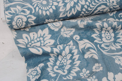 Double Slub Musselin Haren mit wollweißem Paisleymuster auf jeansblau meliertem Grund Ballenansicht