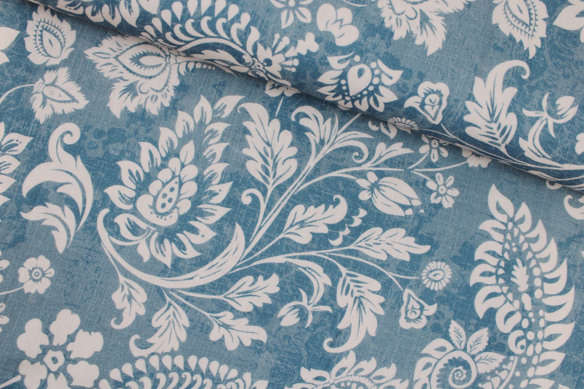 Double Slub Musselin Haren mit wollweißem Paisleymuster auf jeansblau meliertem Grund quer