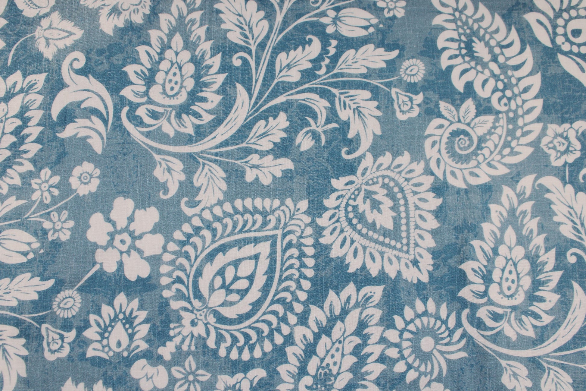 Double Slub Musselin Haren mit wollweißem Paisleymuster auf jeansblau meliertem Grund Detailbild