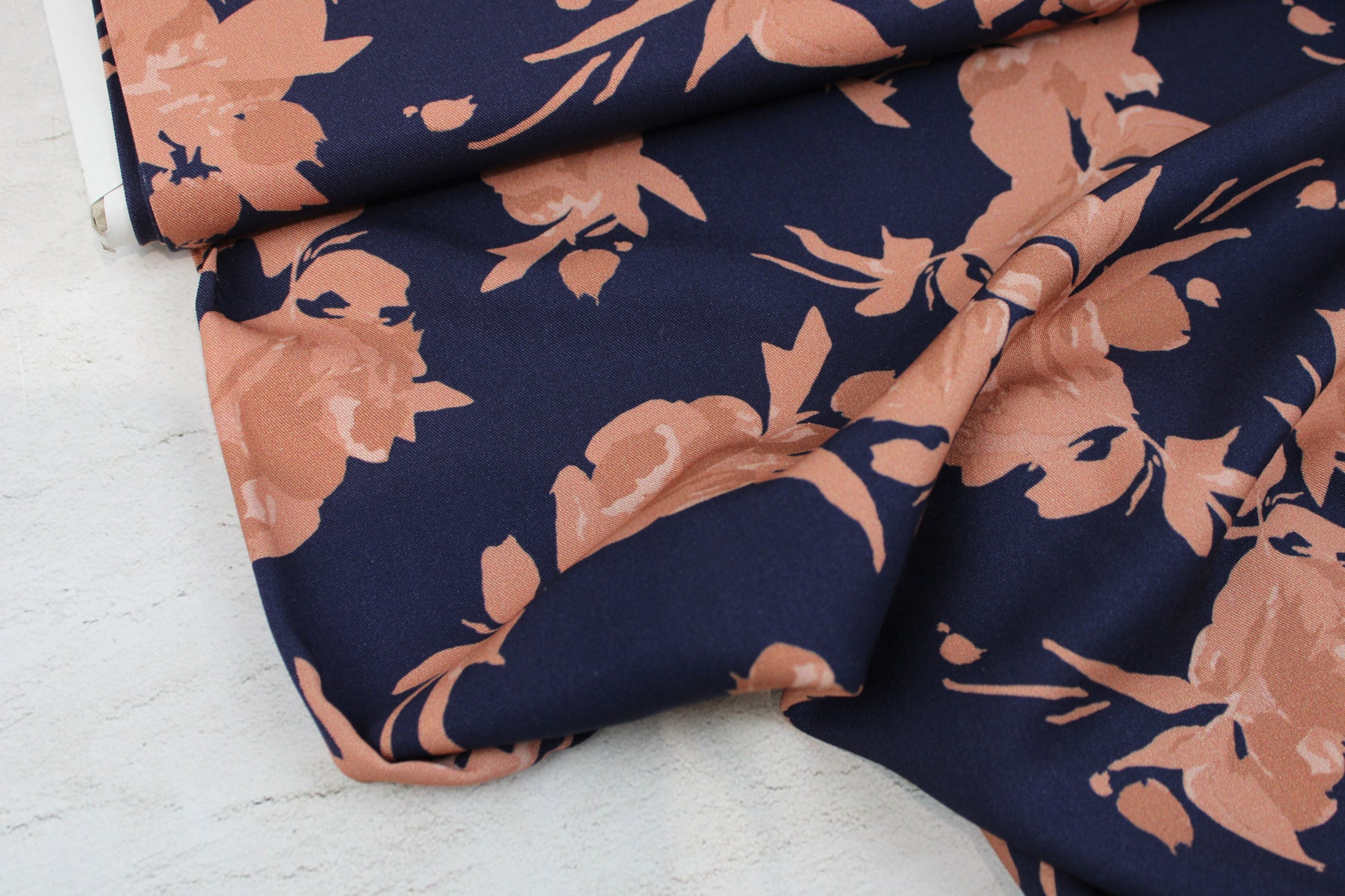 Ecovero Voskosetwill Fall Flower mit Blumen in Rose auf Dunkelblau Ballenansicht