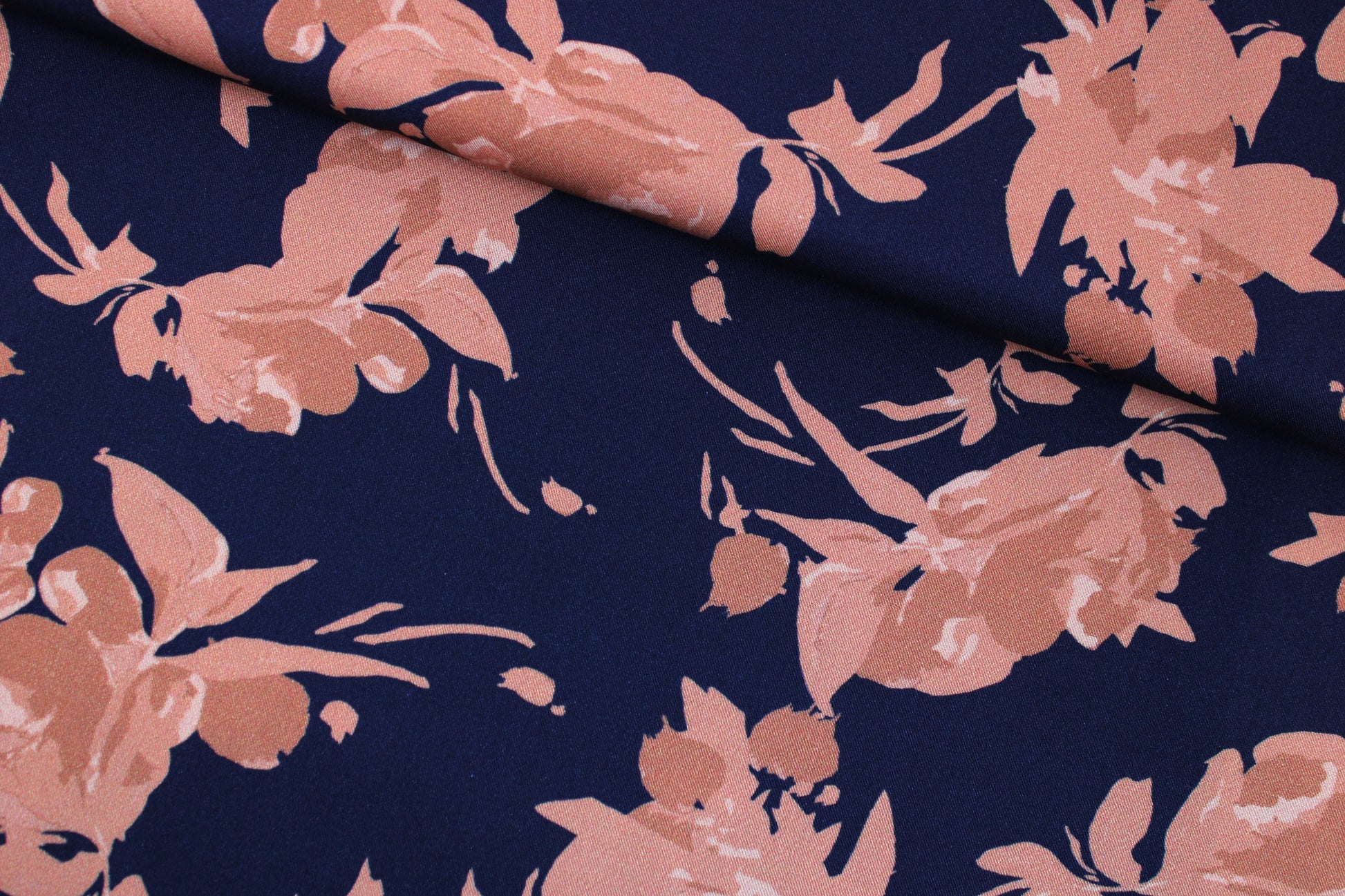 Ecovero Voskosetwill Fall Flower mit Blumen in Rose auf Dunkelblau quer