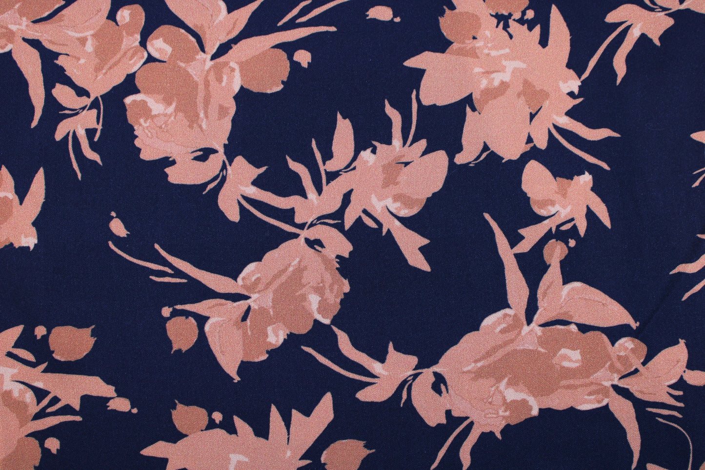 Ecovero Voskosetwill Fall Flower mit Blumen in Rose auf Dunkelblau Detailbild