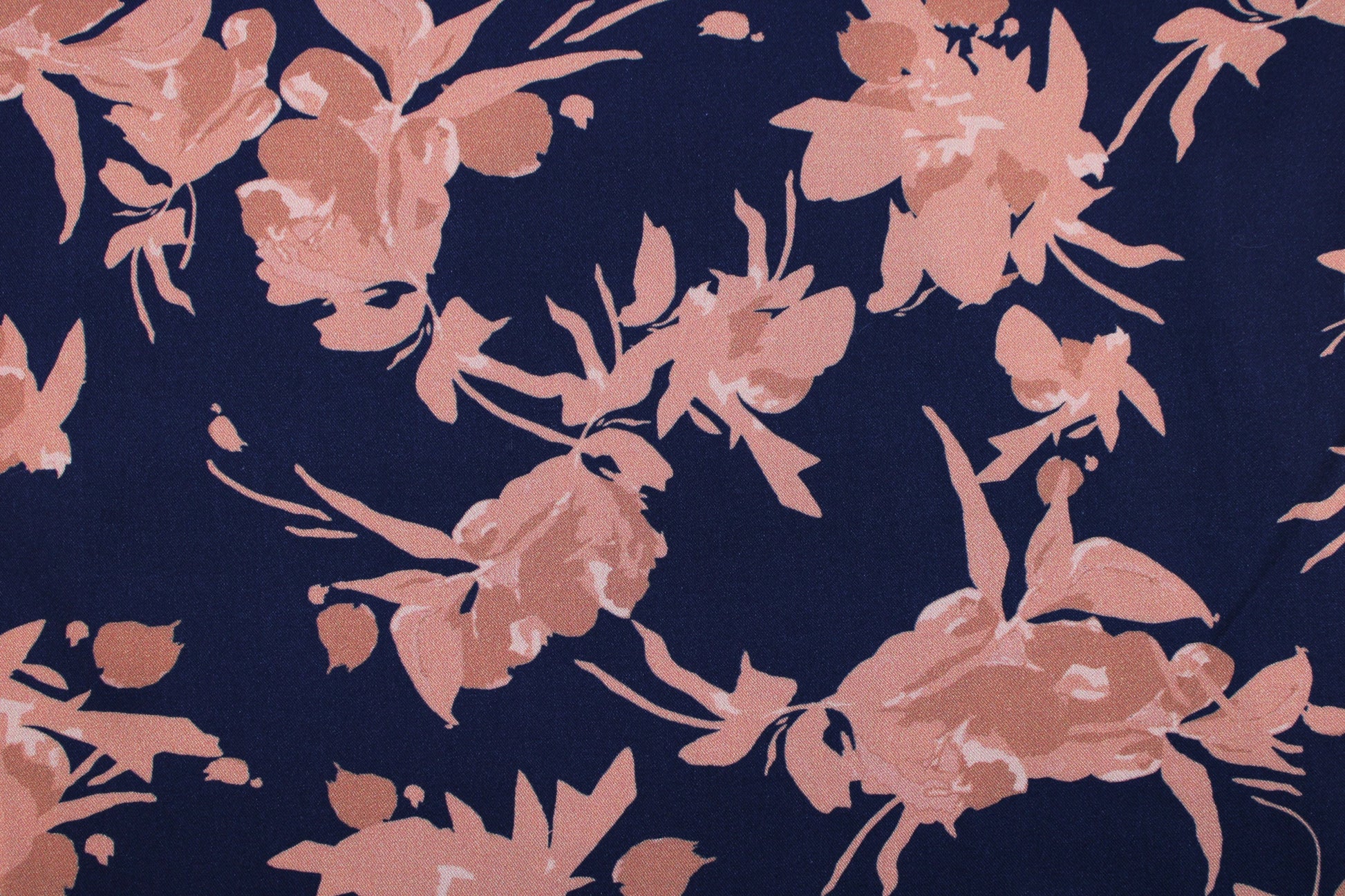Ecovero Voskosetwill Fall Flower mit Blumen in Rose auf Dunkelblau Detailbild