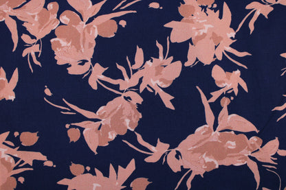 Ecovero Voskosetwill Fall Flower mit Blumen in Rose auf Dunkelblau Detailbild