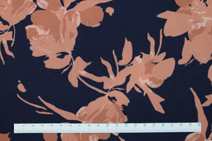 Ecovero Voskosetwill Fall Flower mit Blumen in Rose auf Dunkelblau Maßstab