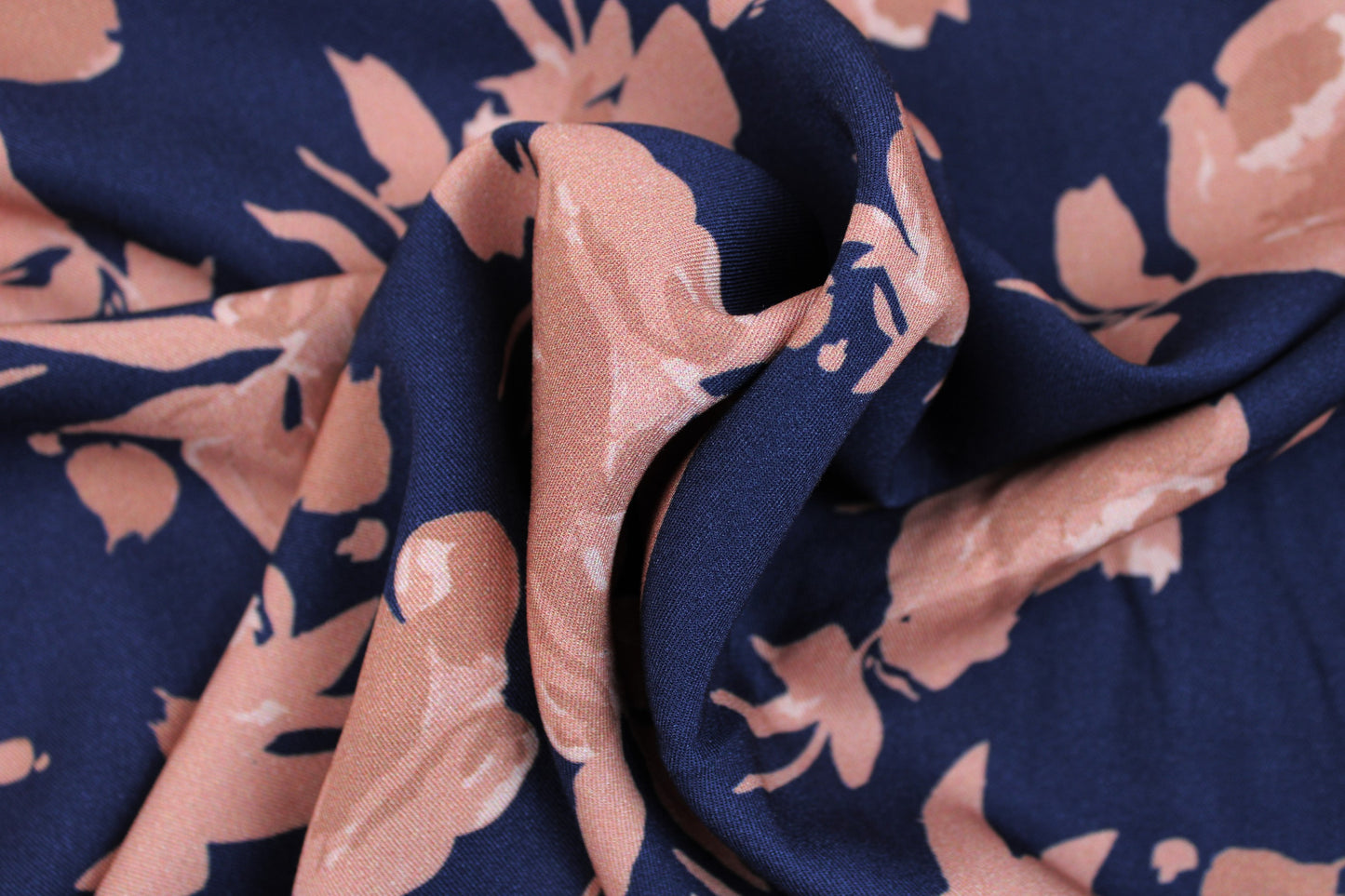 Ecovero Voskosetwill Fall Flower mit Blumen in Rose auf Dunkelblau gedreht