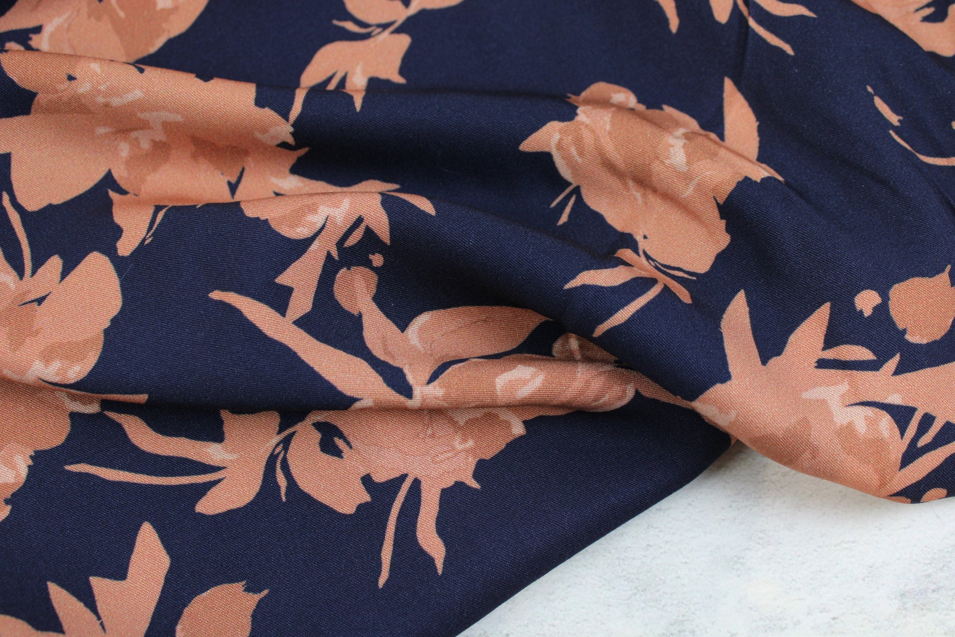 Ecovero Voskosetwill Fall Flower mit Blumen in Rose auf Dunkelblau