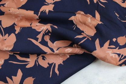 Ecovero Voskosetwill Fall Flower mit Blumen in Rose auf Dunkelblau
