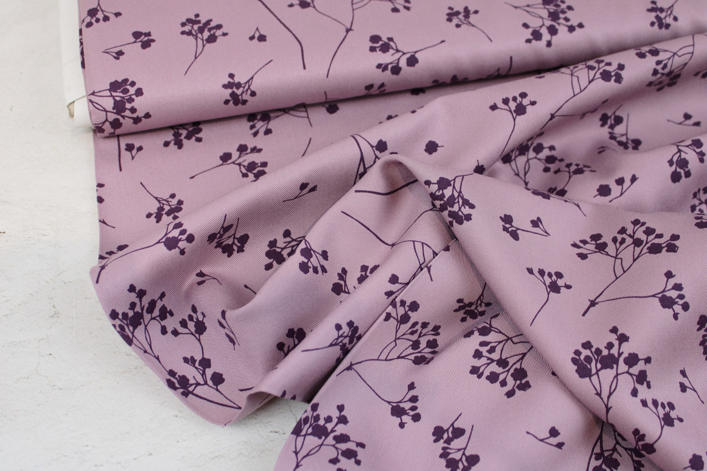 Viskose Twill Stalks lilac mit Blümchen von mind the MAKER Ballenansicht