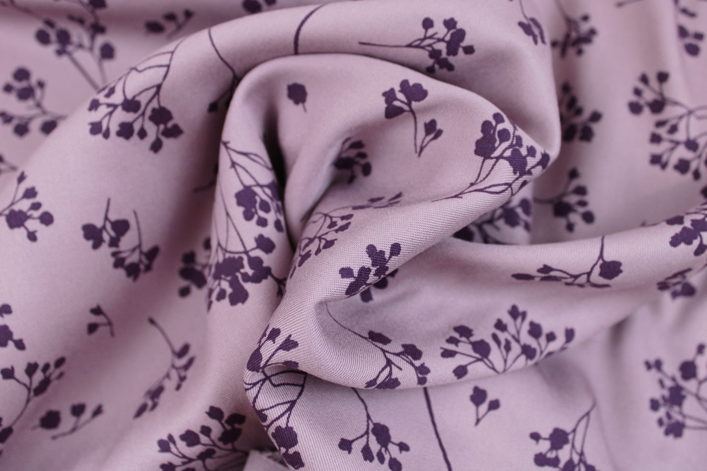 Viskose Twill Stalks lilac mit Blümchen von mind the MAKER gedreht