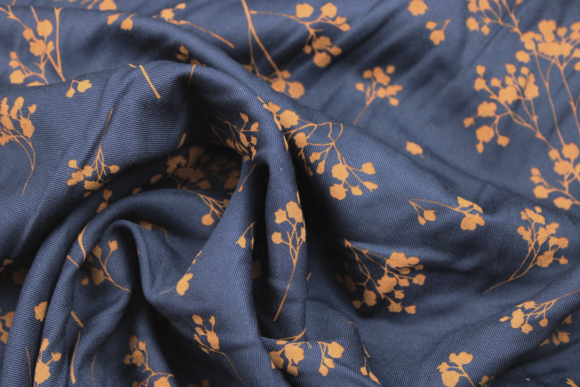 Viskose Twill Stalks indigo night mit Blümchen von mind the MAKER gedreht