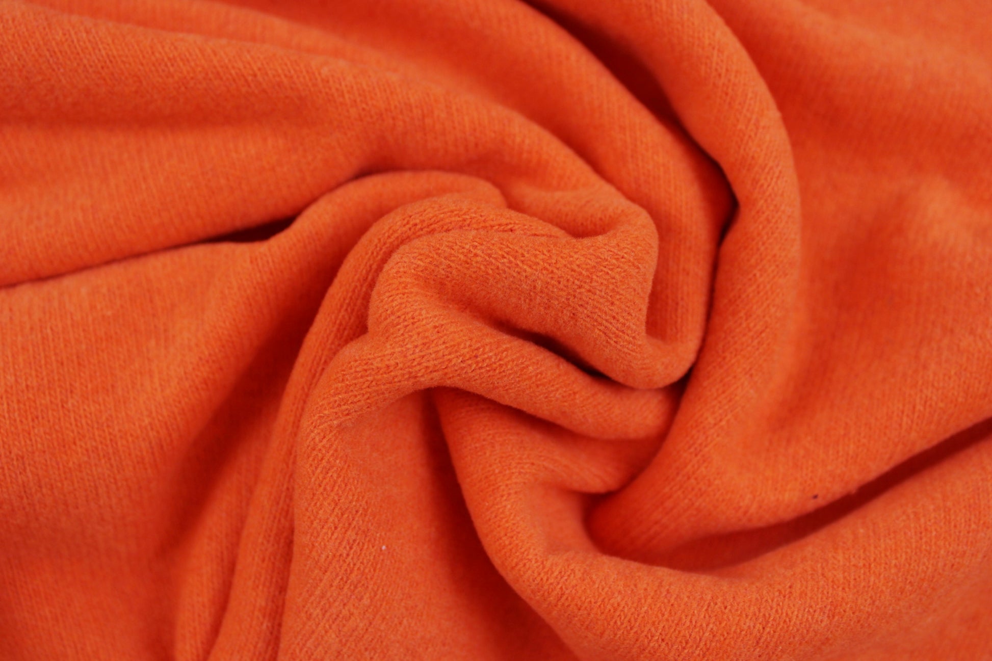 Feinstrick Gillo in uni orange gedreht