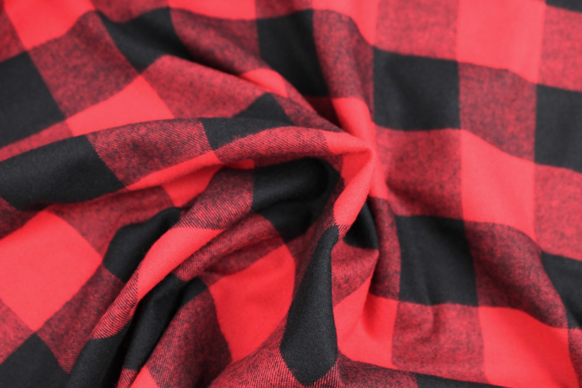 Flanellstoff Maverick mit aros in Rot und schwarz gedreht