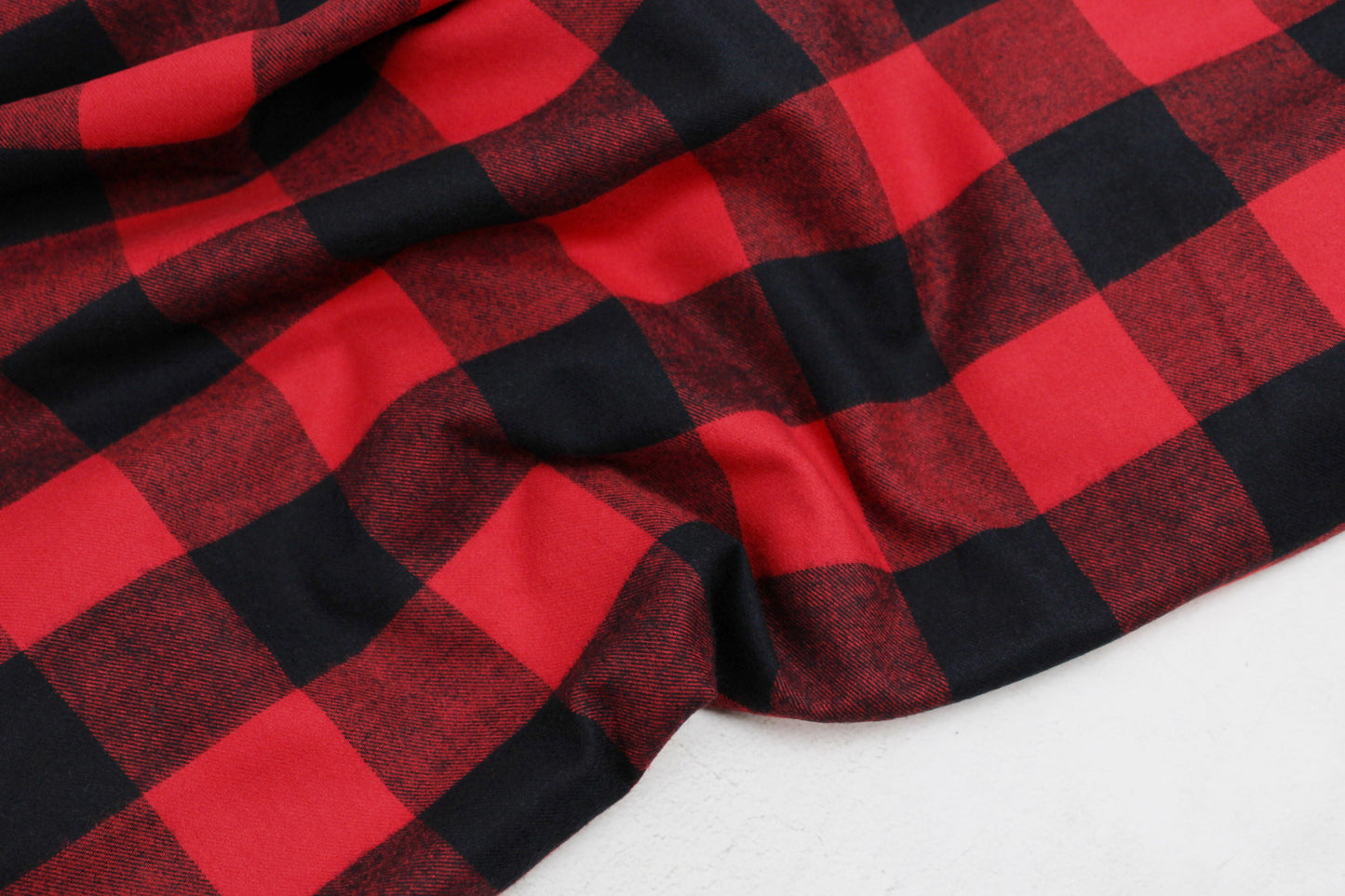 Flanellstoff Maverick mit aros in Rot und schwarz