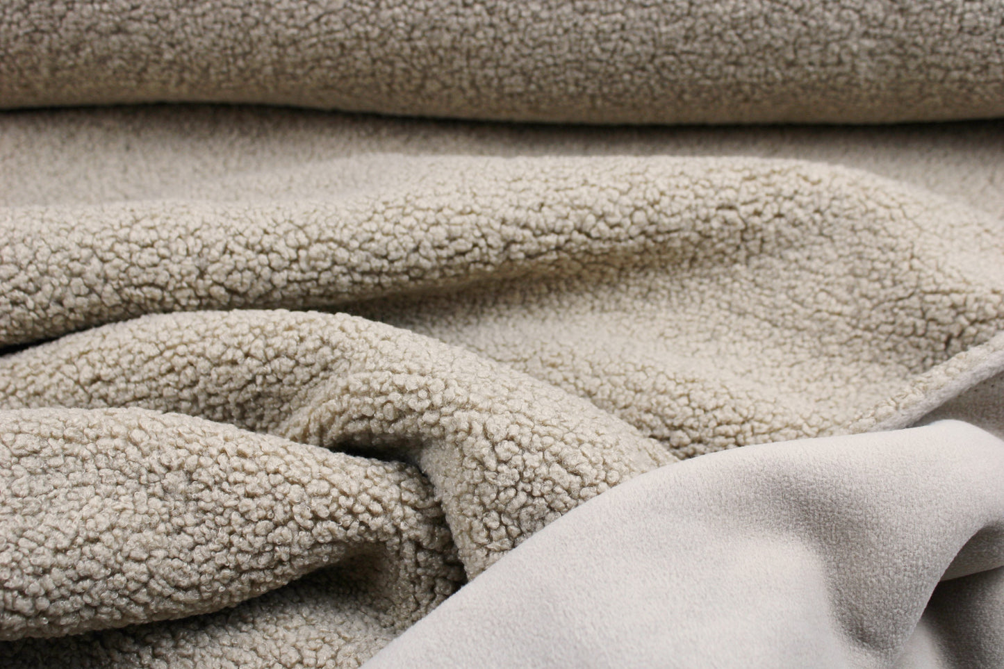 Teddystoff mit weicher Fleeceabseite in beige Ballenansicht