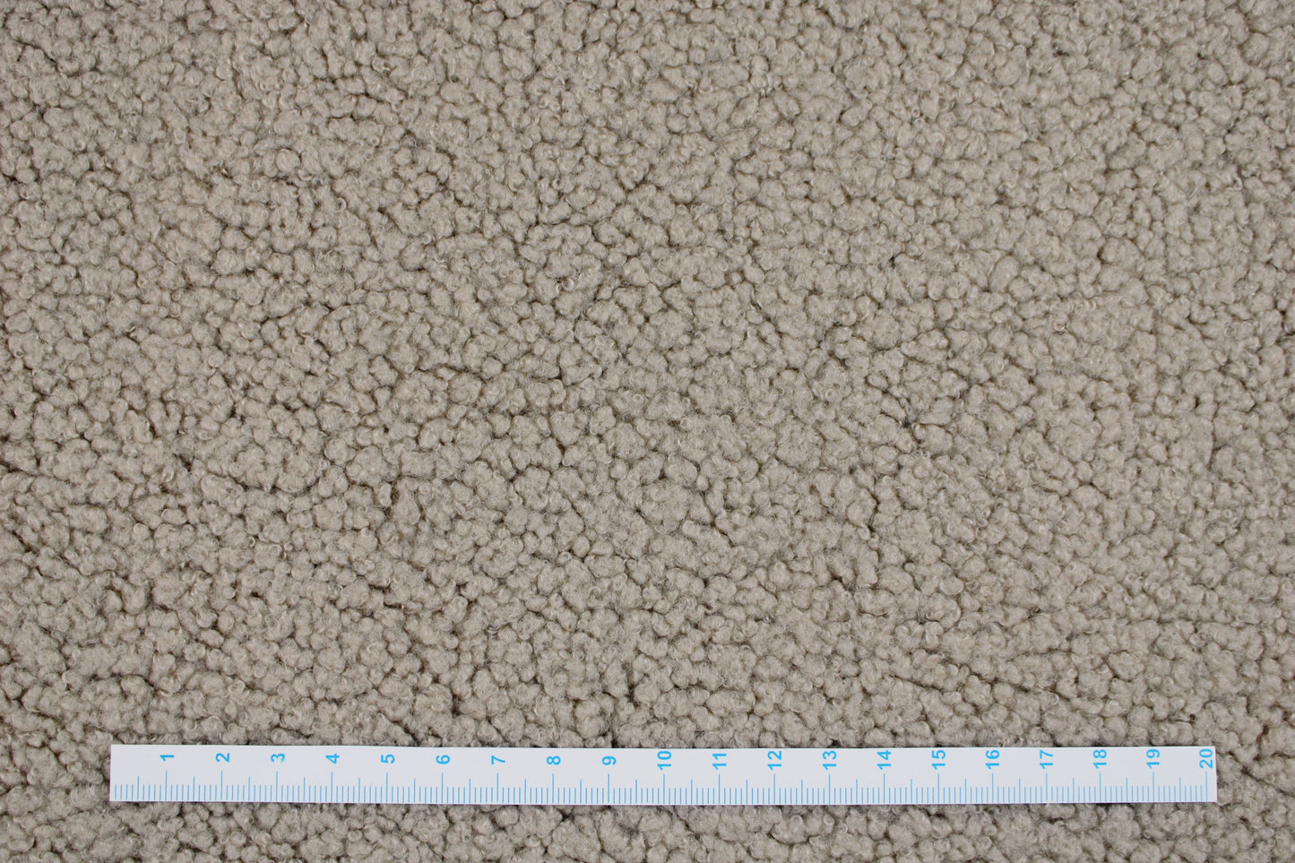 Teddystoff mit weicher Fleeceabseite in beige Maßstab