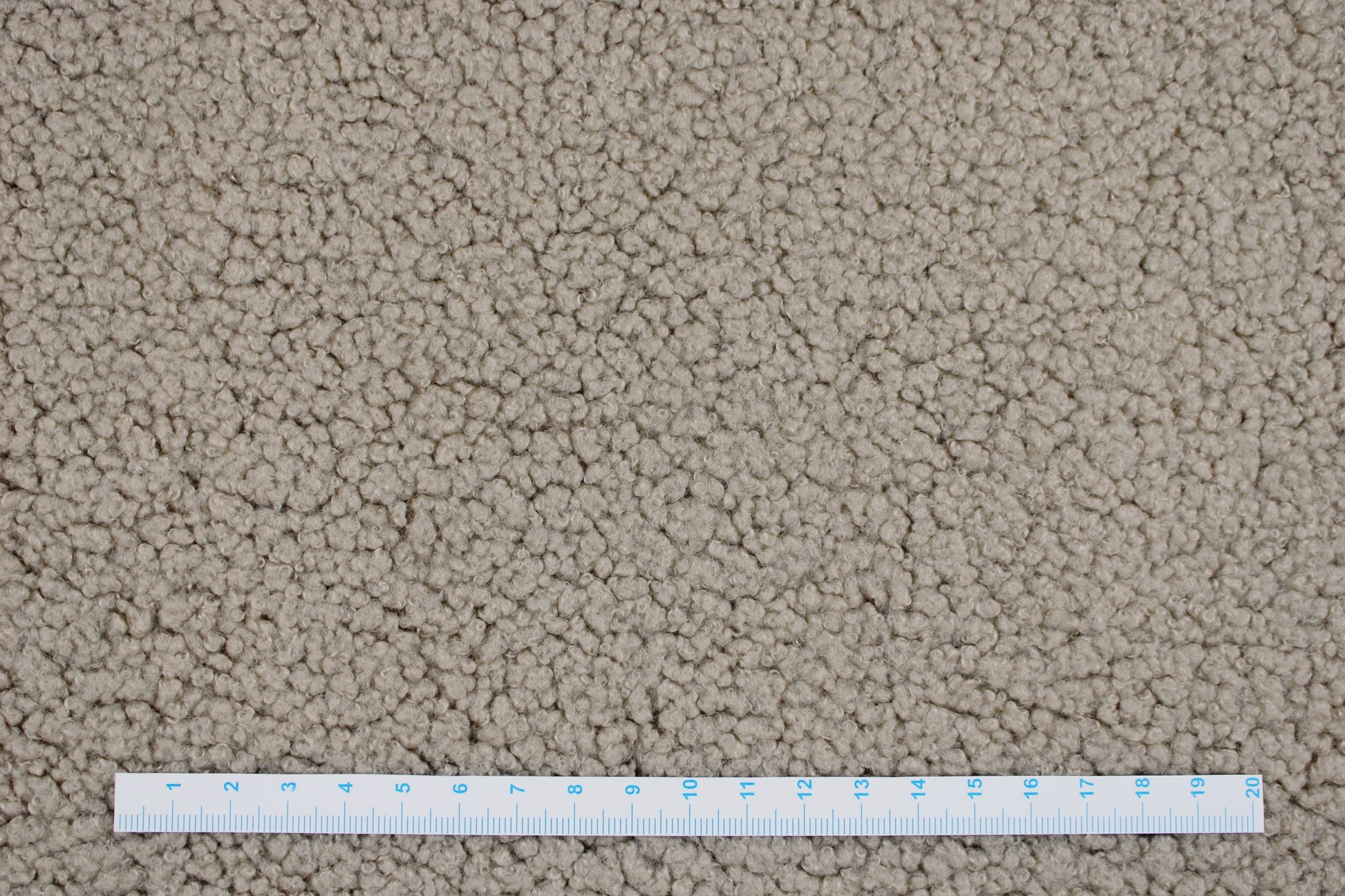 Teddystoff mit weicher Fleeceabseite in beige Maßstab