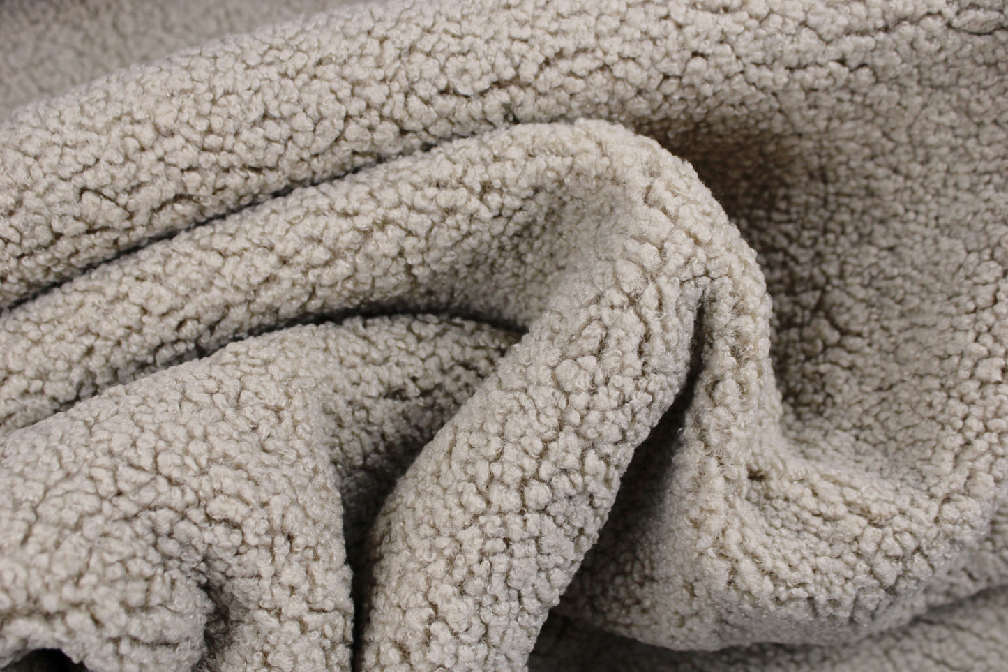Teddystoff mit weicher Fleeceabseite in beige gedreht