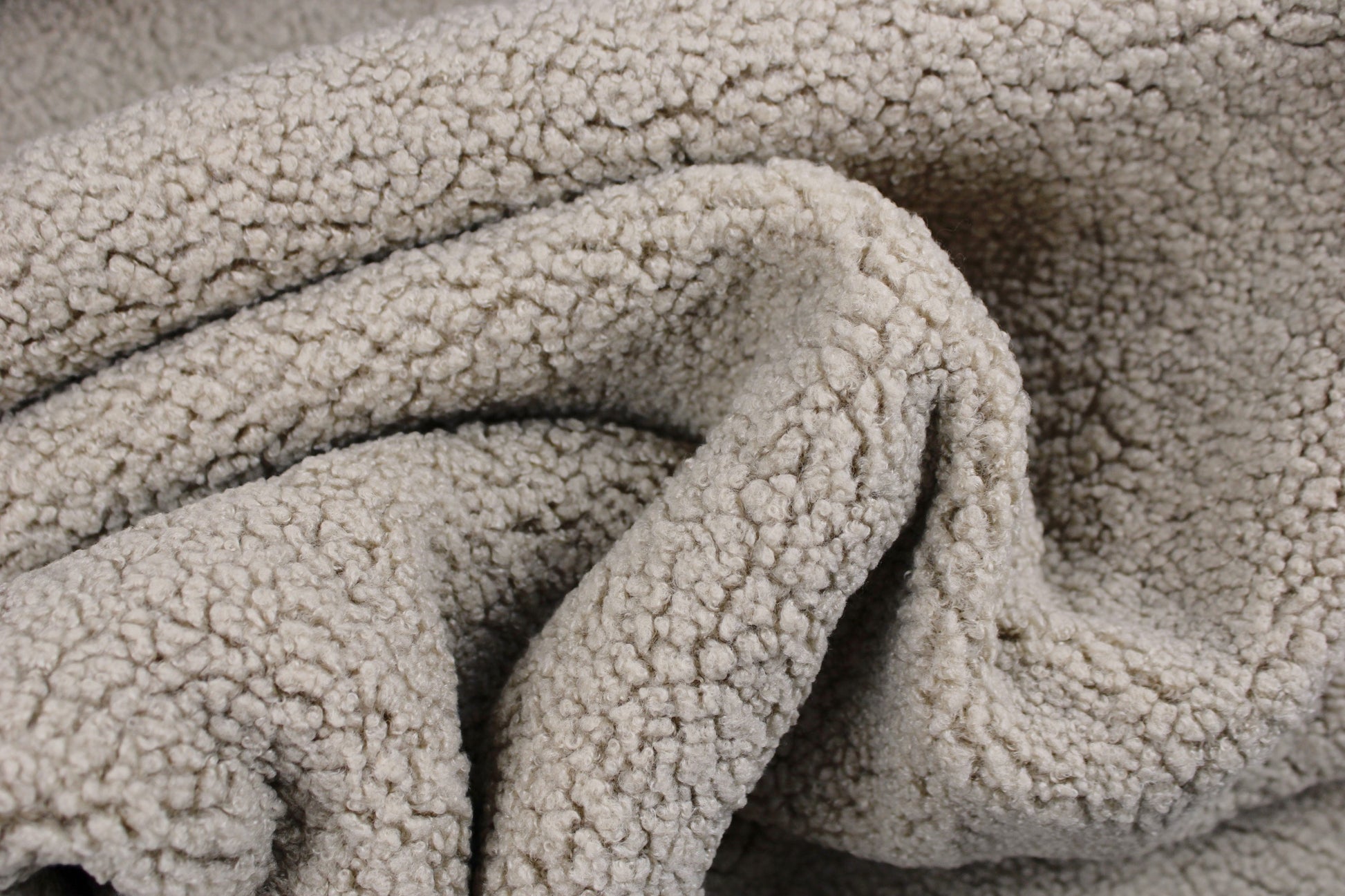 Teddystoff mit weicher Fleeceabseite in beige gedreht