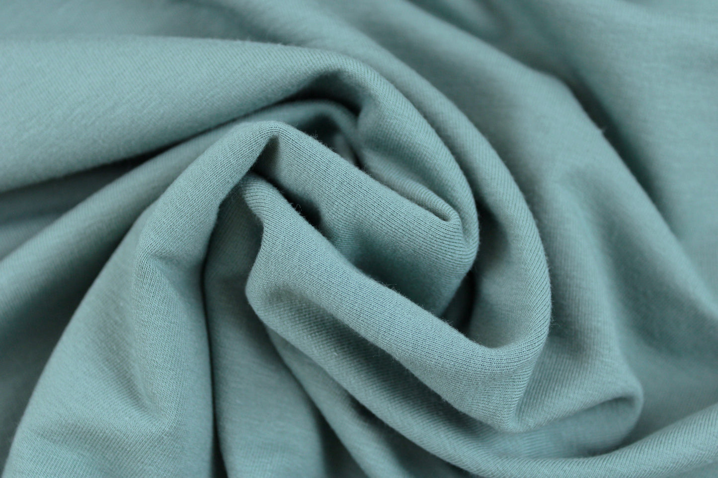 Salbei farbener French Terry Sweat Maike gedreht