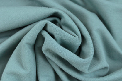 Salbei farbener French Terry Sweat Maike gedreht