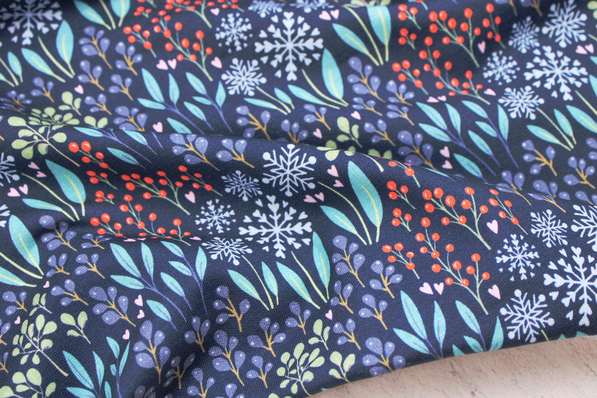 Dunkelblauer French Terry Sweat mit dezentem Blumenmuster für Bekleidung