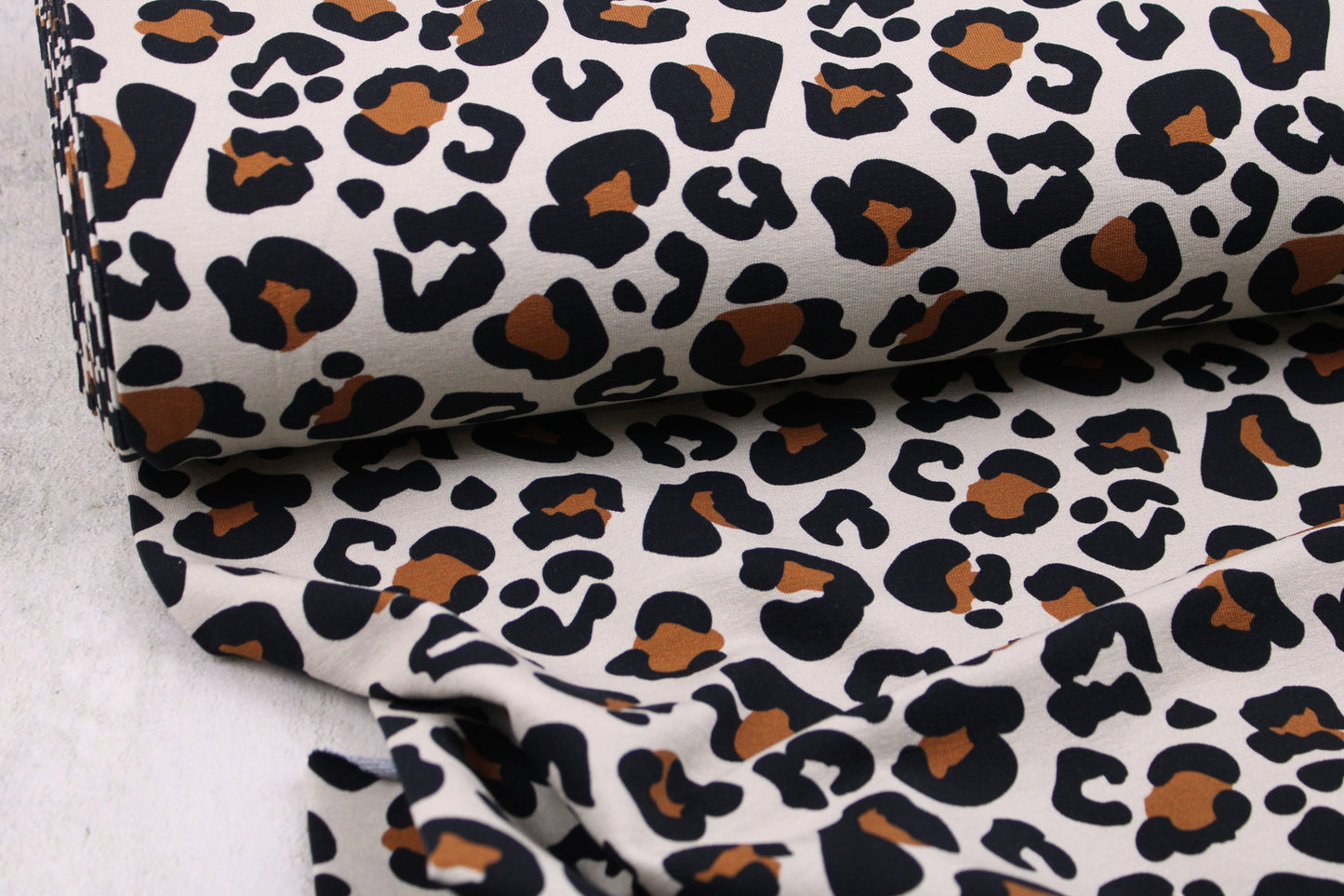 French Terry Sweat mit modernem Leoprint Ballenansicht