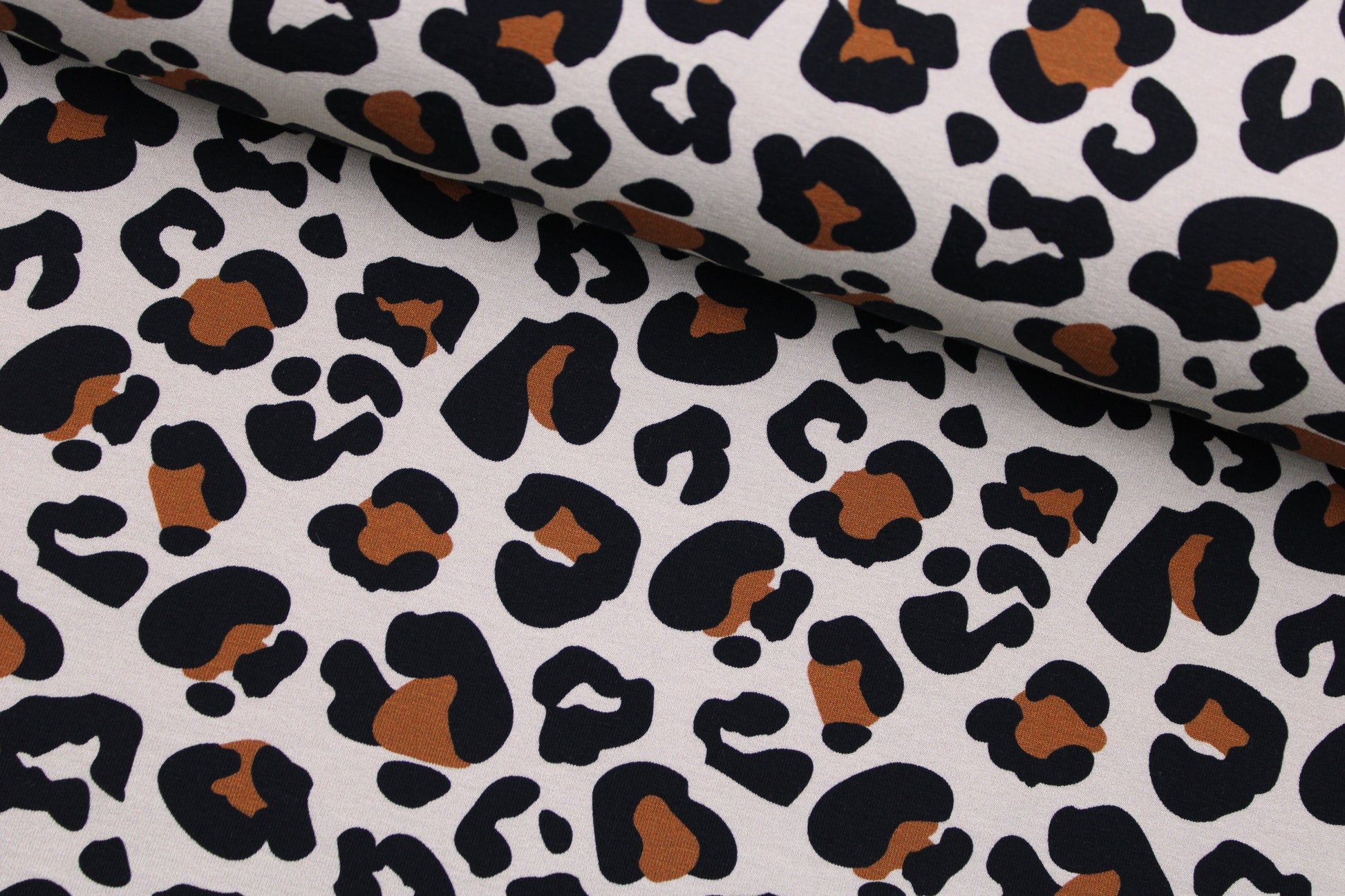 French Terry Sweat mit modernem Leoprint quer