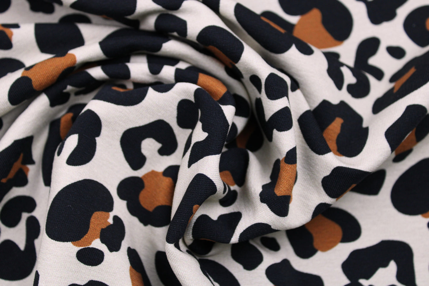 French Terry Sweat mit modernem Leoprint gedreht